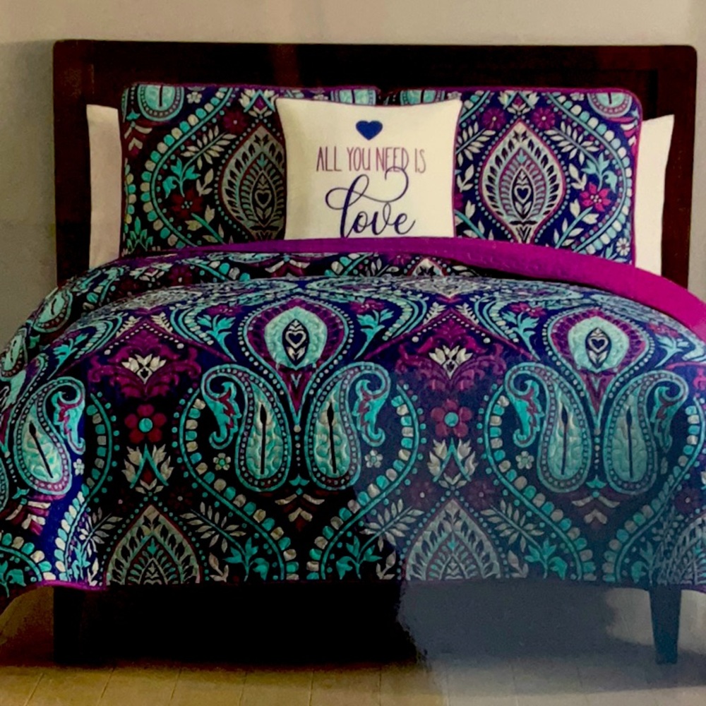 New in package, queen 4 piece quilt set